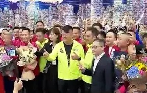 开云体育中国官网-渝州暴熊队对阵漠南雪豹队，摩托车赛淘汰赛爆冷，门将神扑救主——赛季拐点或已出现的简单介绍
